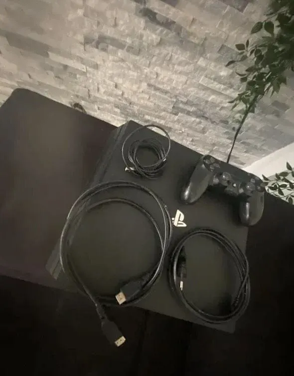 Console PlayStation 4 Pro d’occasion, Livraison partout au Maroc — photo 4